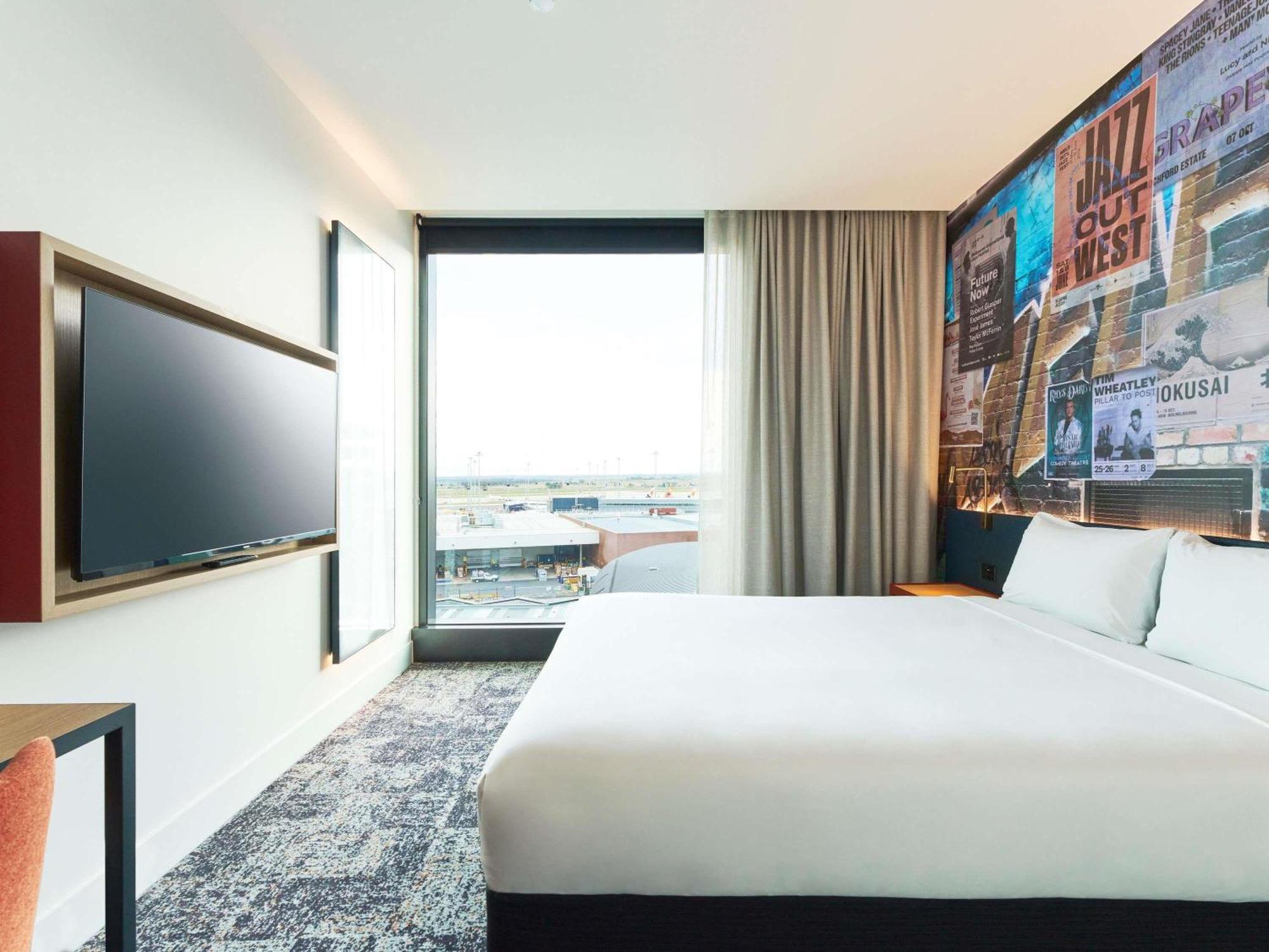 Superior Queen Room with Runway View,1740100609:JPEG